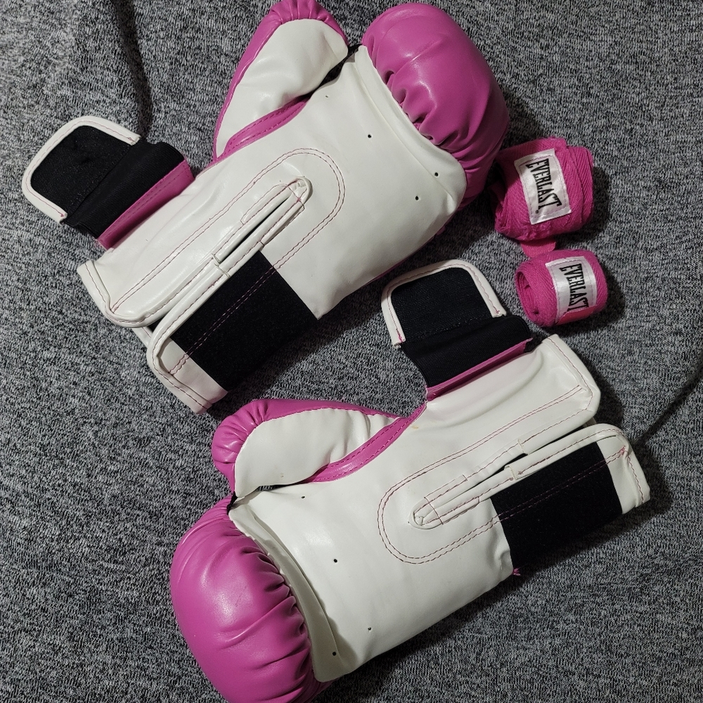 Everlast pink boxing gloves & wraps
